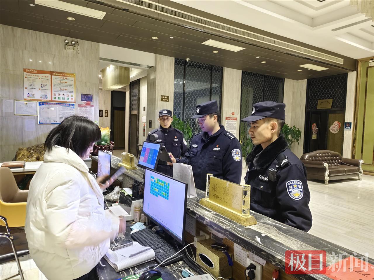 图5：民警在开展清查盘查行动。.jpg
