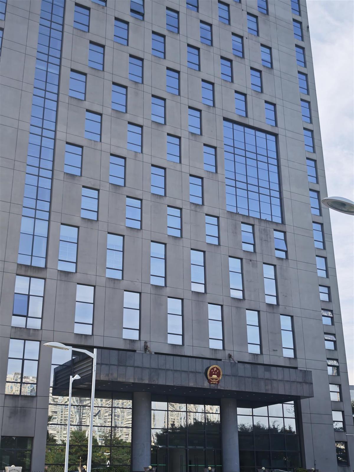 深圳少年杀人案，未成年男生杀害女同学被判无期，父亲恳求谅解，被告人表情冷漠