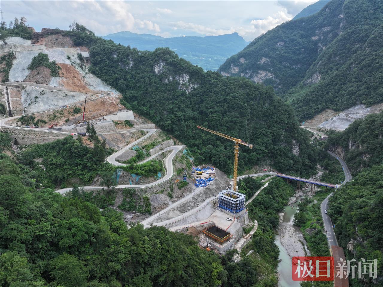 深V峡谷中的九畹溪特大桥施工（吴迪摄）.jpg