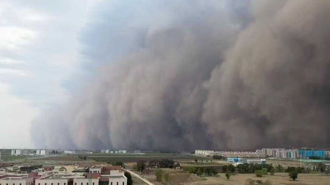 哈尔滨遭强对流天气加罕见沙尘暴侵袭，高大“黑墙”2分钟吞没居民楼，市民称持续半小时像世界末日，多趟列车降速铁路现大面积延误