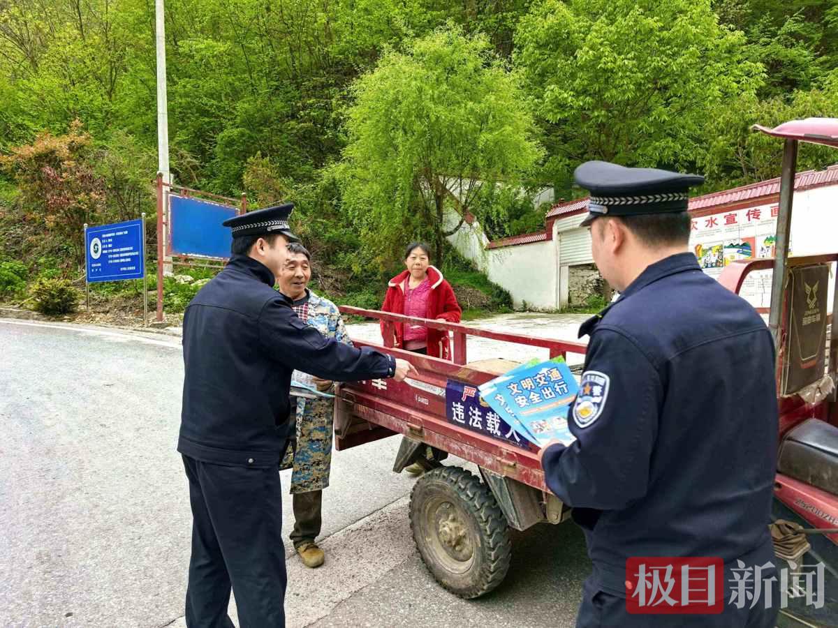 图5：民警在宣讲交通安全知识.jpg