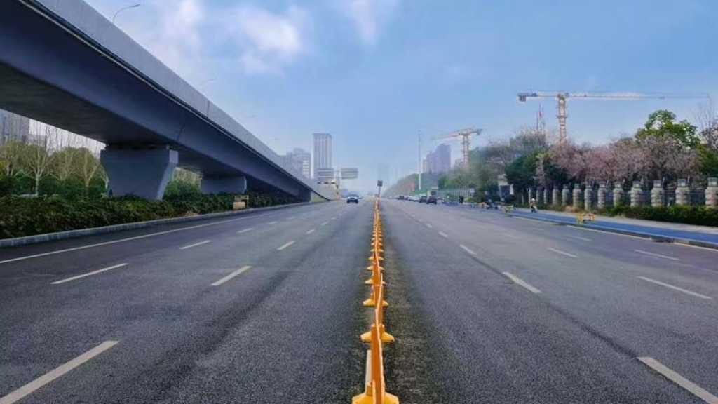 车道拓宽一倍，光谷高新四路重点路段提前通车还路于民