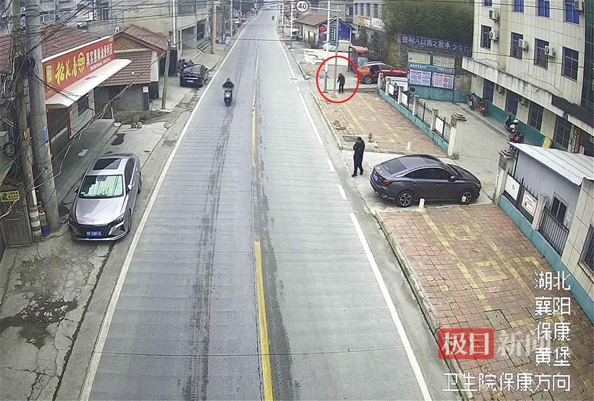 图4:张先生的妻子捡拾现金(监控视频).jpg 图4:张先生的妻子捡拾现金(监控视频).jpg