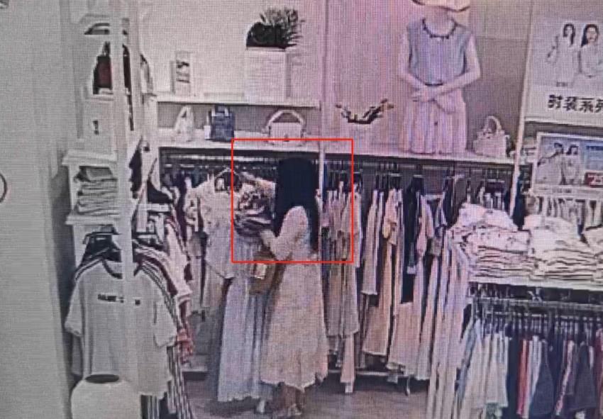 进入试衣间32秒就匆匆离开，穿连衣裙、披长发的“女子”竟是男贼