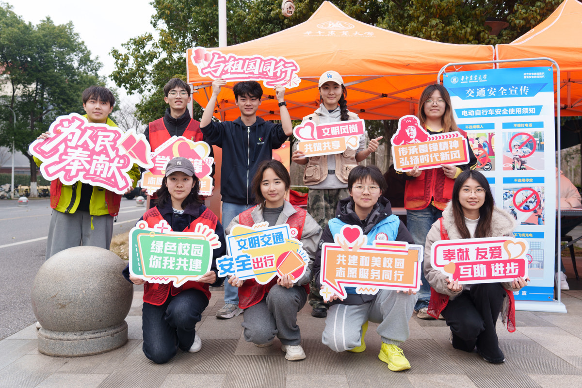 志愿者合影（学通社记者 韩鑫垚 摄）.jpg