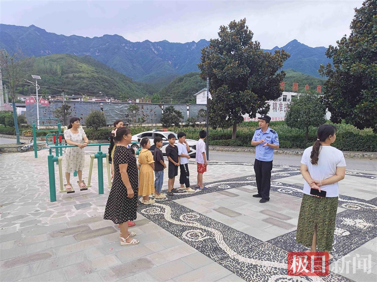 图6：民警对学生进行安全教育（通讯员刘诗雨 摄）.jpg