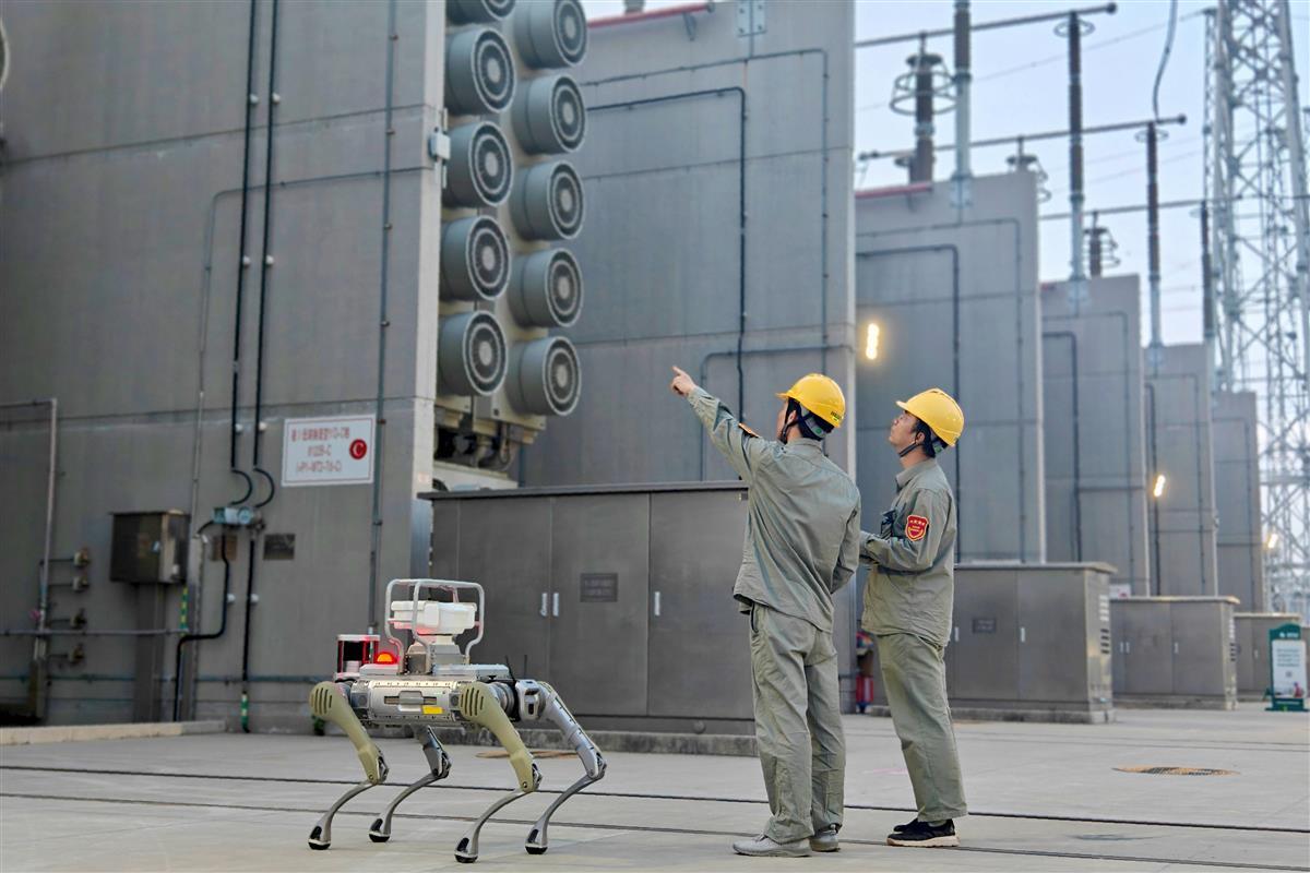 “五一”节日期间，国网湖北直流公司特高压武汉换流变电站运维人员和机器狗一同对换流变压器进行巡视。欧阳雷 摄.jpg