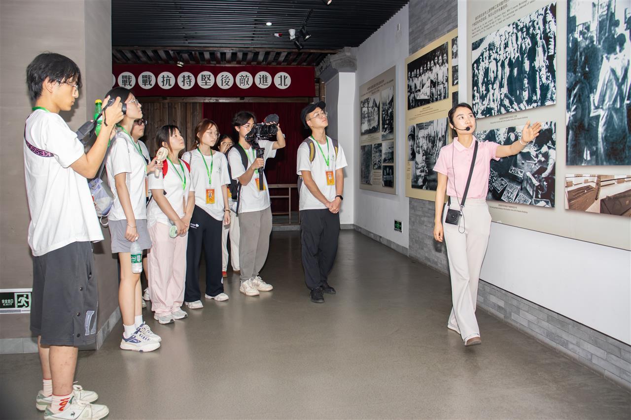 图为团队成员在新四军军部旧址纪念馆听取讲解 通讯员刘奕喆摄.jpg