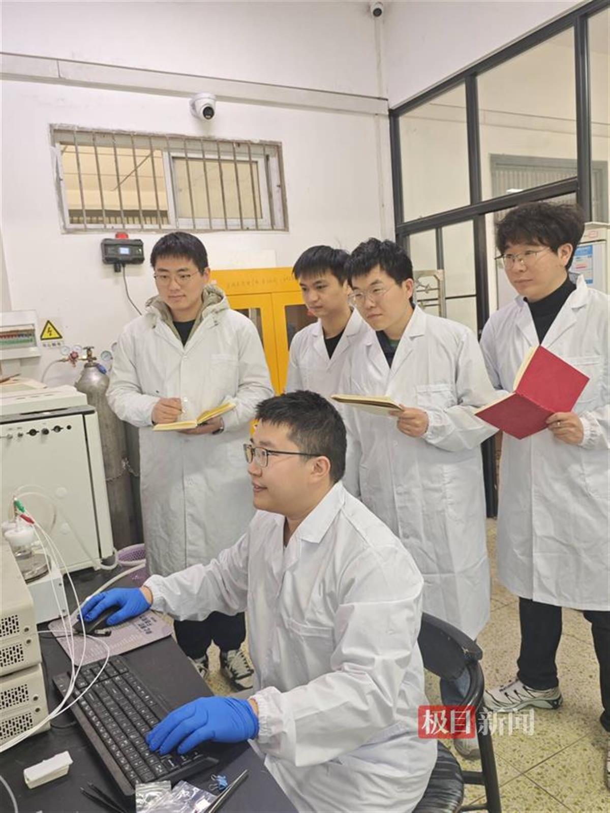 任晓辉与学生讨论 耿文潇摄.jpeg