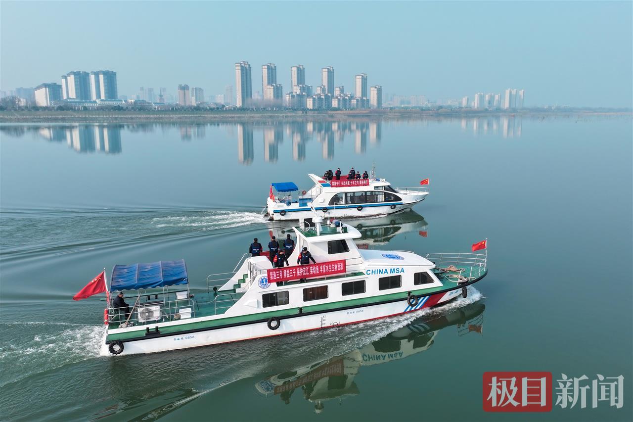 图四 民警在汉江水域巡查（张尚东摄）.jpg