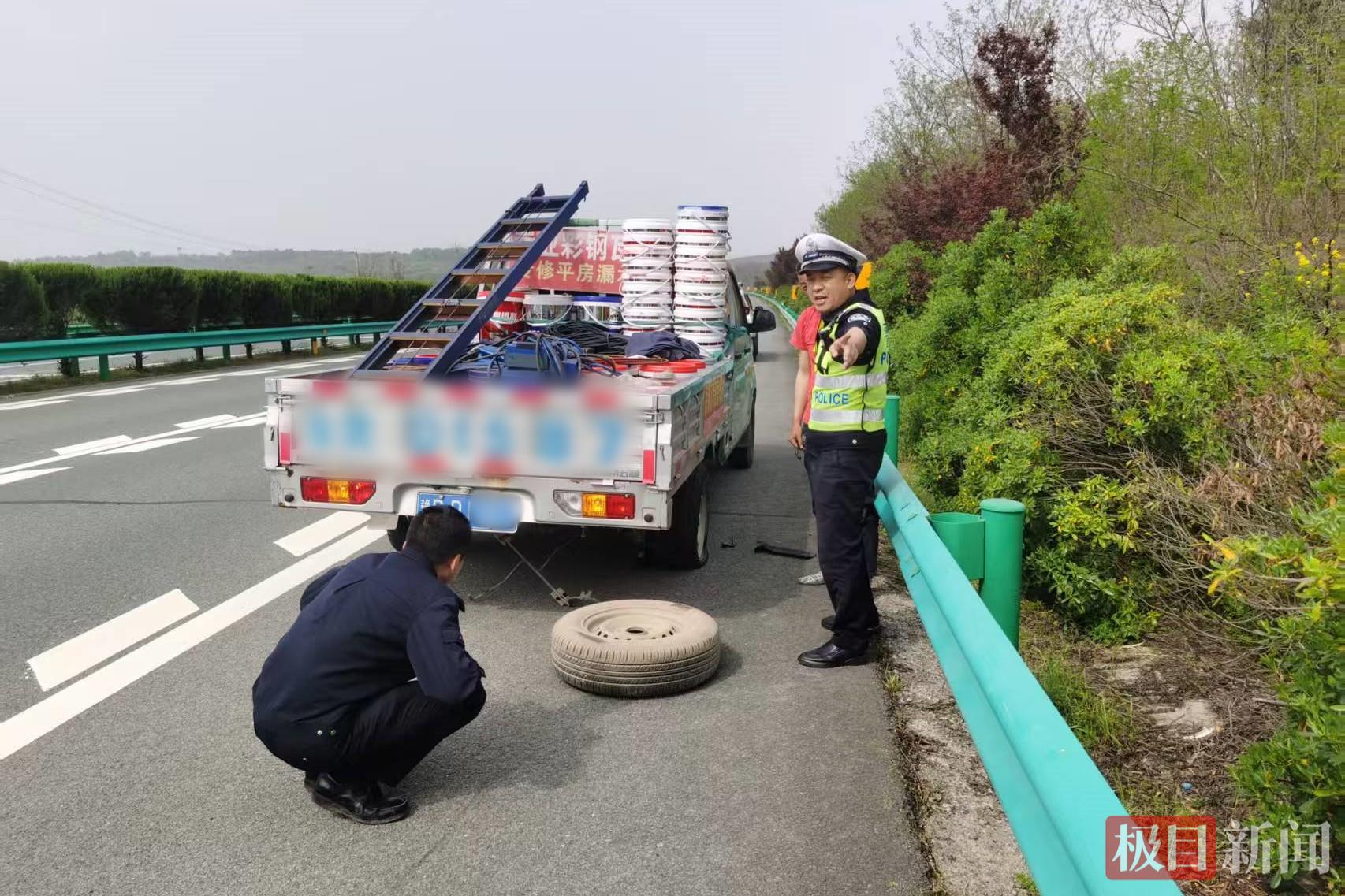 图一 民警在现场换胎.jpg