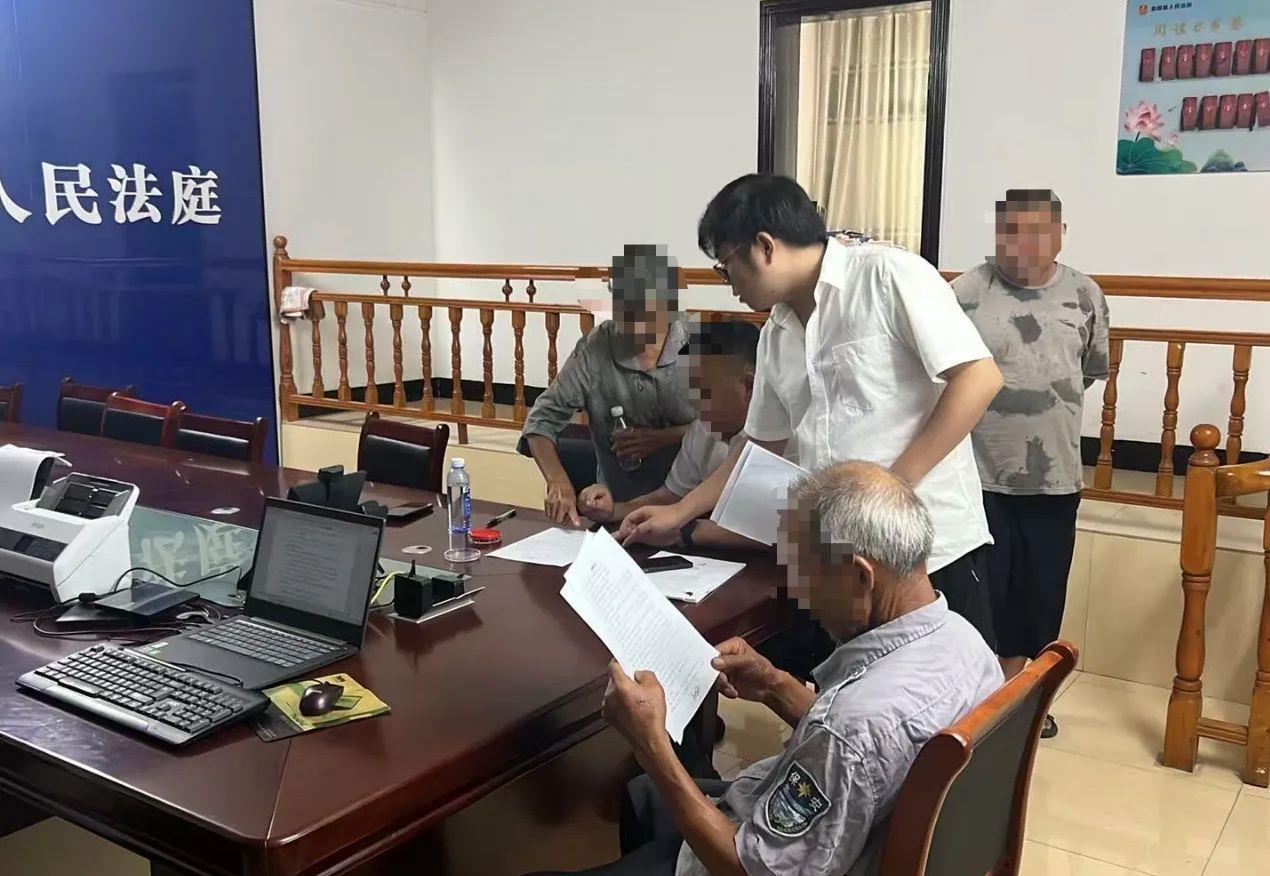 爹爹拒付医疗费引发纷争，法官介入解决