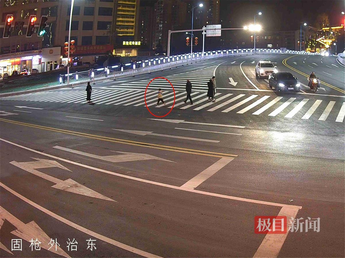 图4：走失小孩迷路街头（视频截图）.jpg