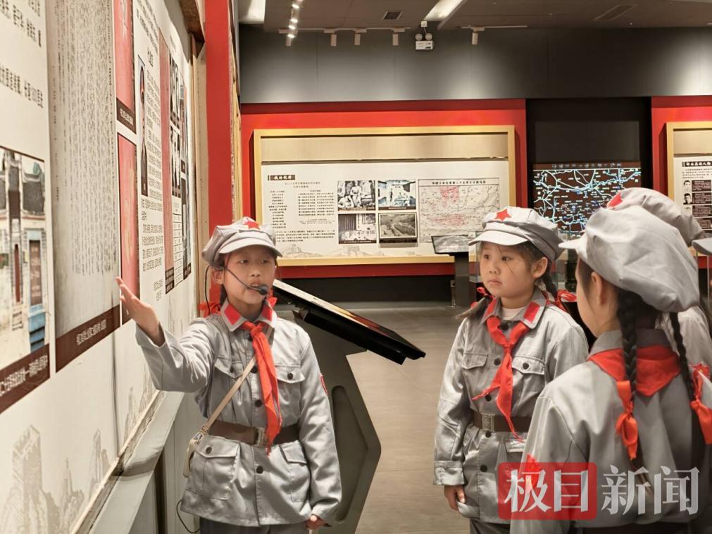 郧西县红领巾讲解员、王家坪红军小学学生佘文妍满怀崇敬、声情并茂地为同学们讲述《红二十五军在郧西的故事》。吴娜摄.png 郧西县红领巾讲解员、王家坪红军小学学生佘文妍满怀崇敬、声情并茂地为同学们讲述《红二十五军在郧西的故事》。吴娜摄.png