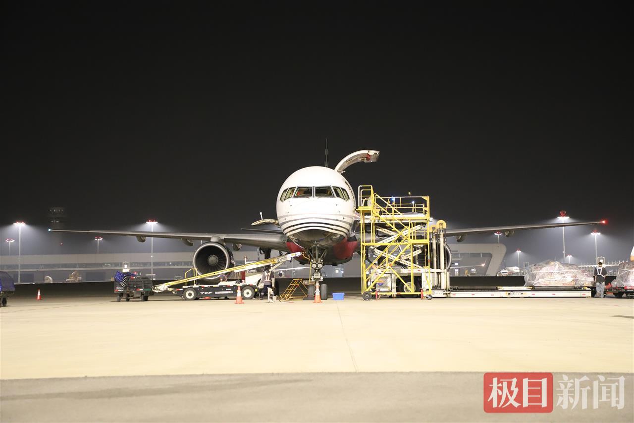 花湖机场首单半导体产品国际转国内“空空中转”业务 拍摄者:王星予.jpg 花湖机场首单半导体产品国际转国内“空空中转”业务 拍摄者:王星予.jpg