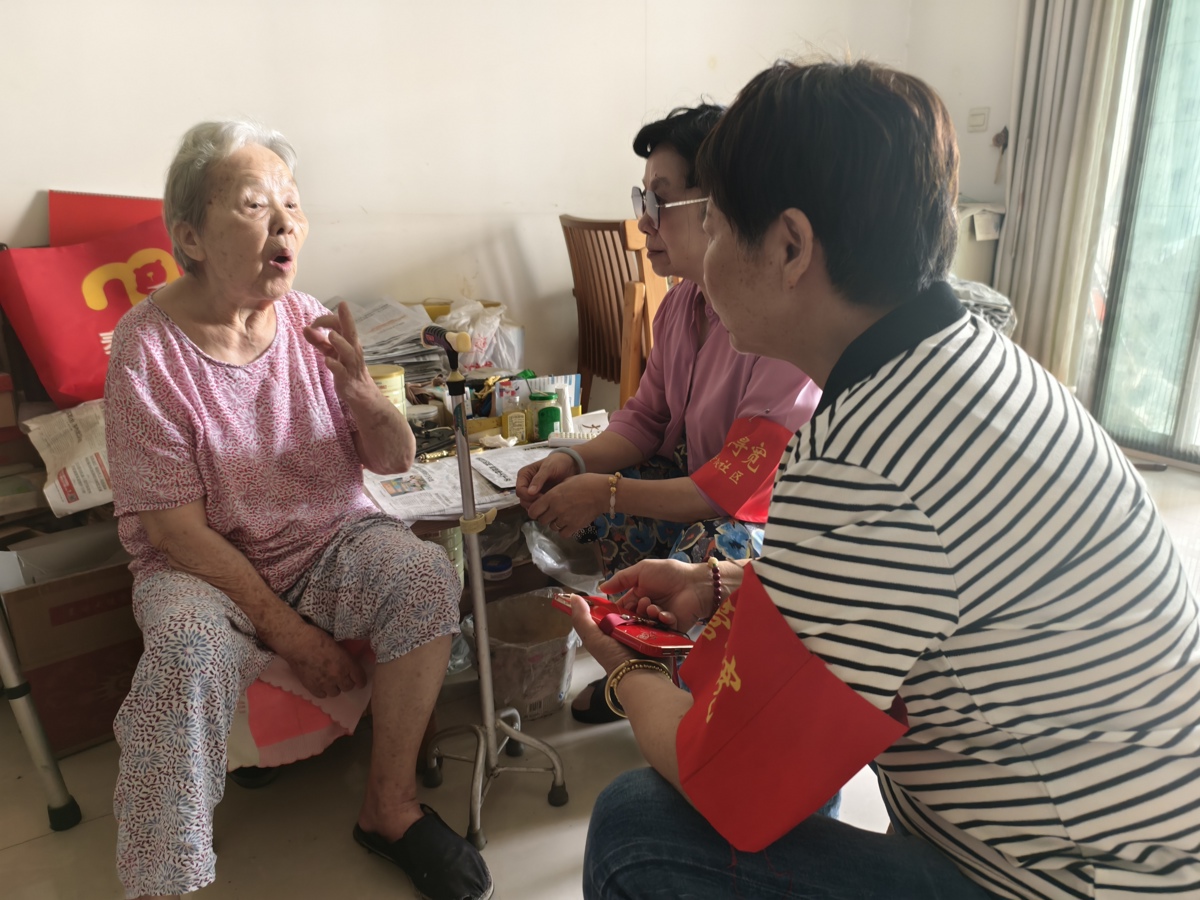 看望辖区困难群众.jpg 看望辖区困难群众.jpg