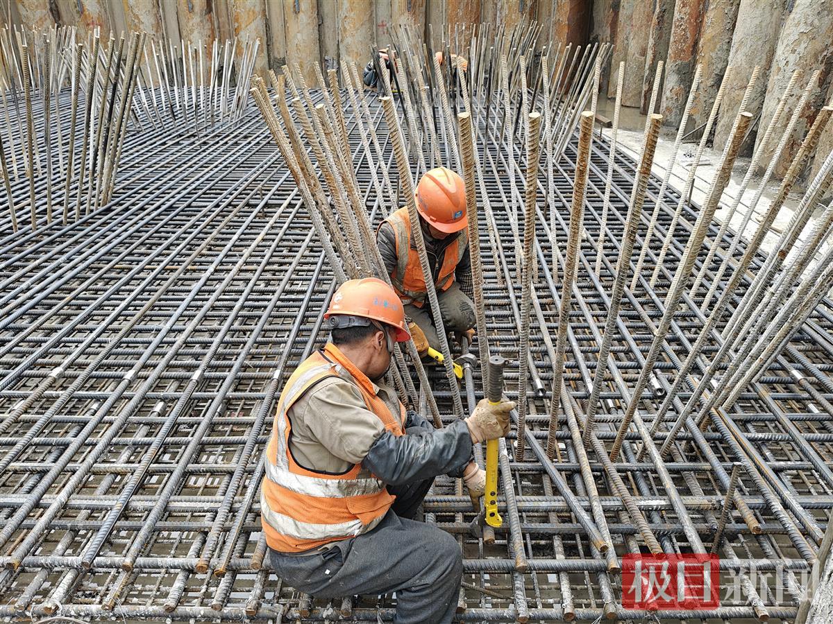 工人现场绑扎钢筋.jpg