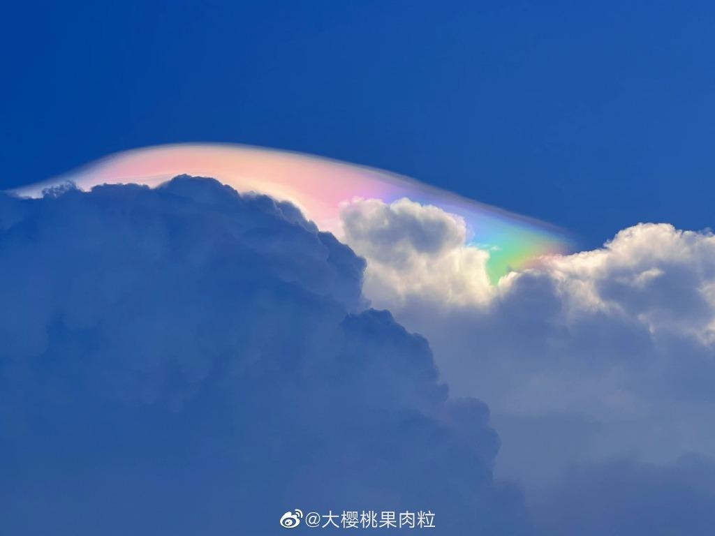 福州上空出现"七彩祥云" | 极目新闻