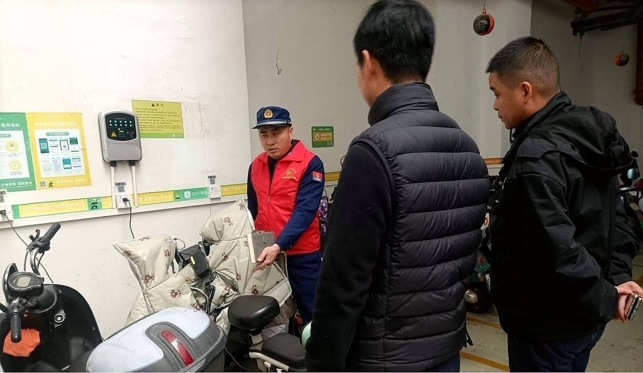 巡查小区消防安全.jpg
