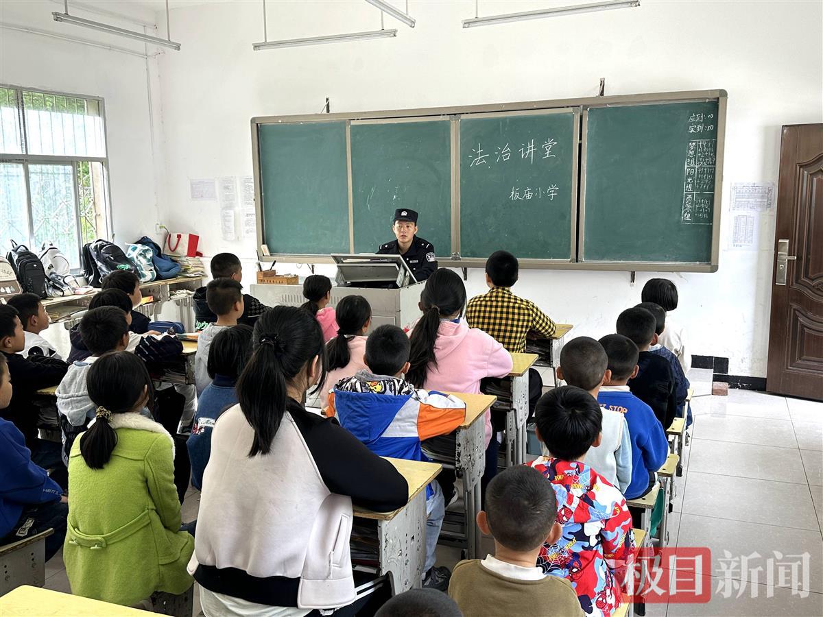 图3：民警在板庙小学为同学们上反诈课.jpg