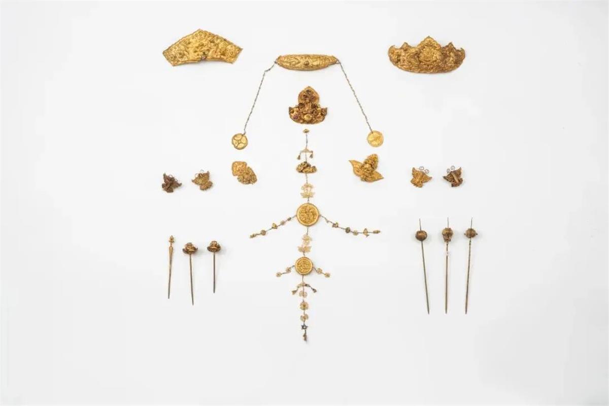 金凤冠，明代，恩施土家族苗族自治州博物馆藏。为明朝朝廷赏赐给施南土司夫人的物件。