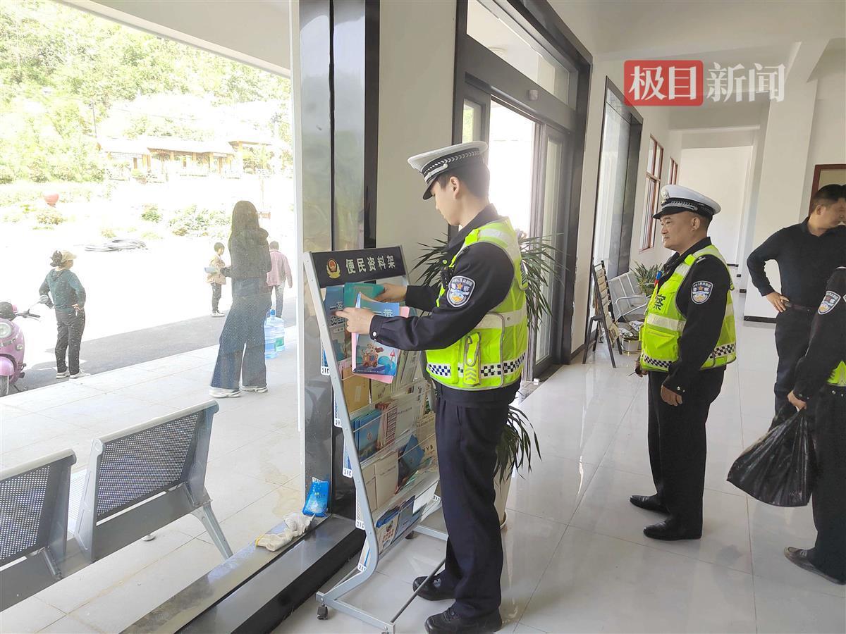图3：交警在服务中心摆放宣传资料.jpg