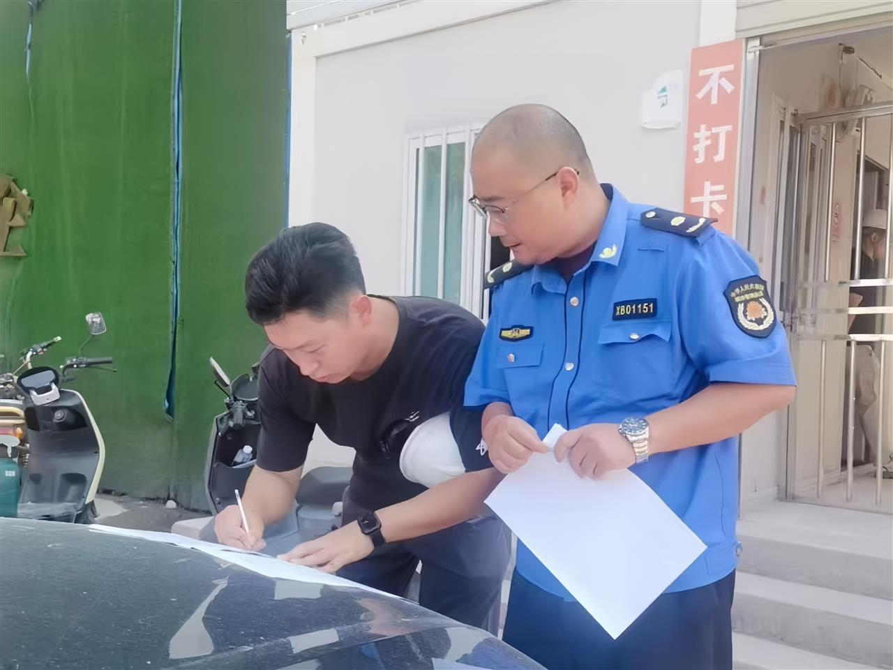 执法人员上门向工地宣传静音护考，签定护考承诺书 (3).jpg