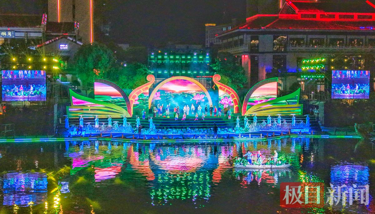 洪湖市内荆河河岸边上演实景剧   。.jpg