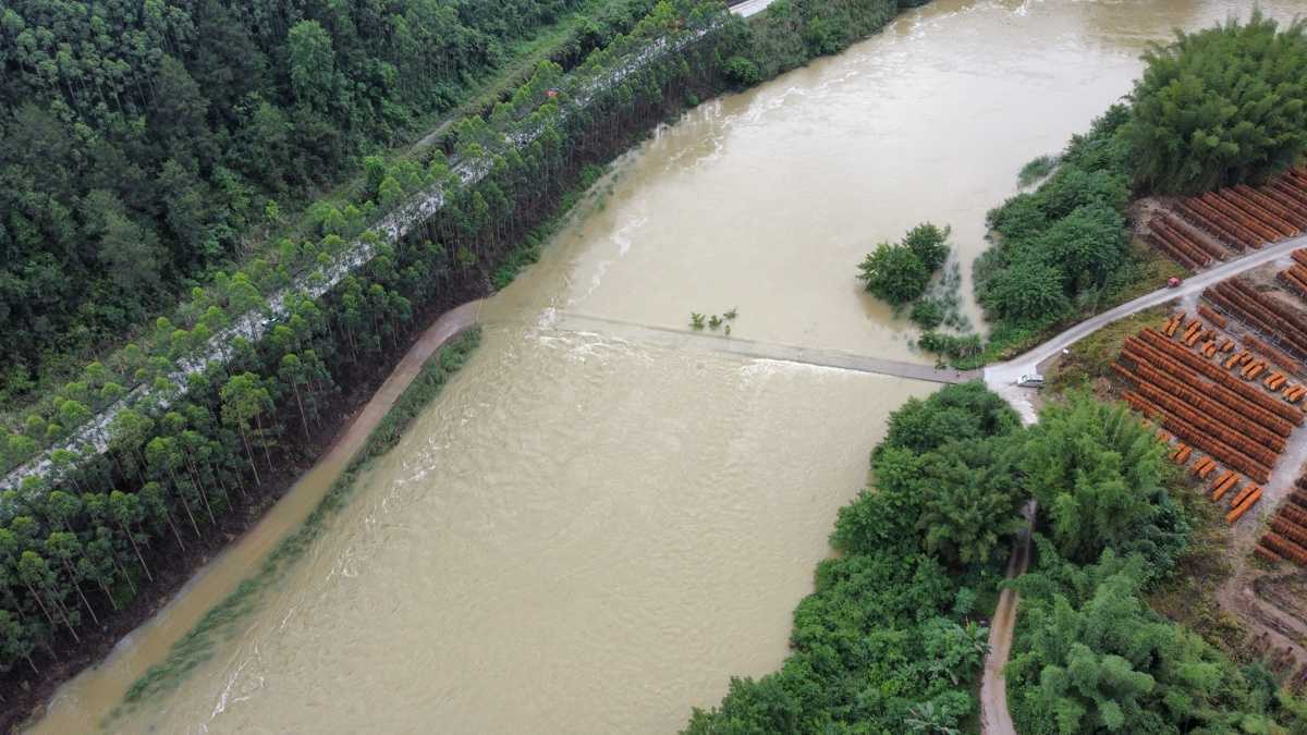 极目深度丨河池皮卡坠河10人遇难：车快通过桥面时出事，死者大多沾亲带故，平时靠打零工日挣百元