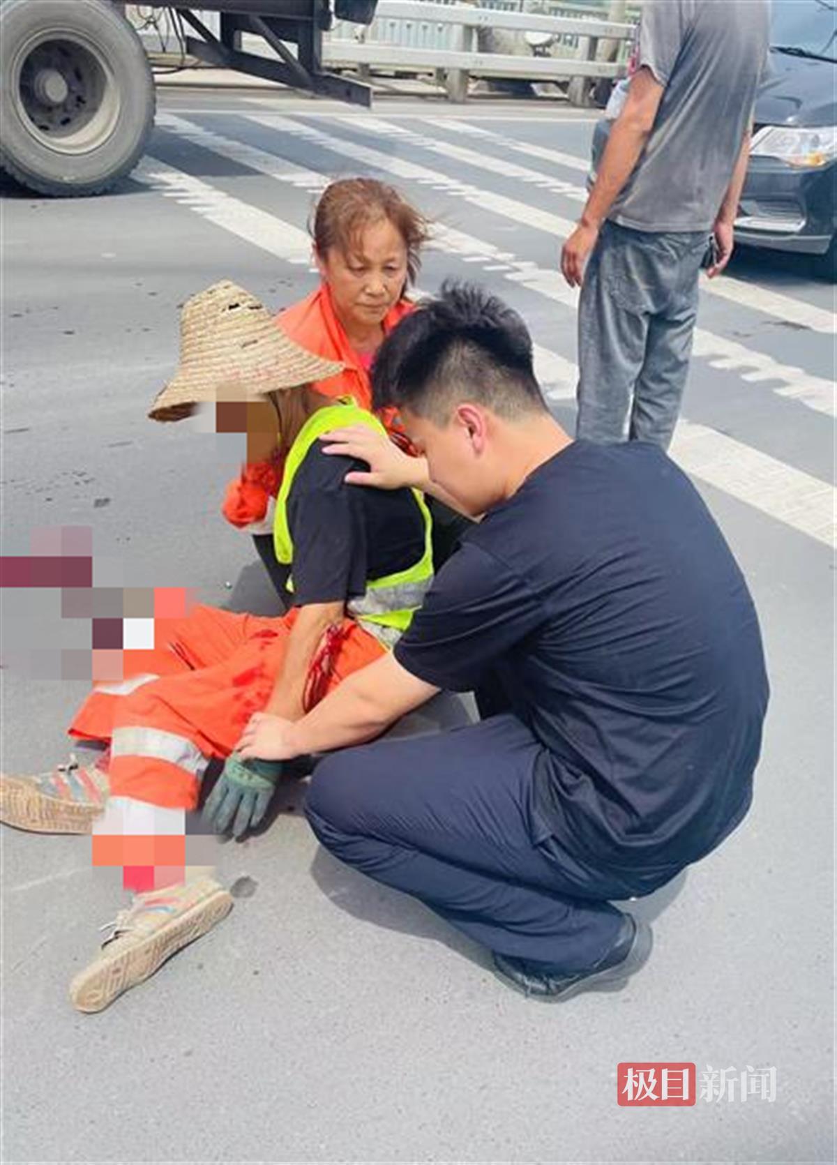 工人被撞受伤倒地,路过的特警紧急施救 | 极目新闻