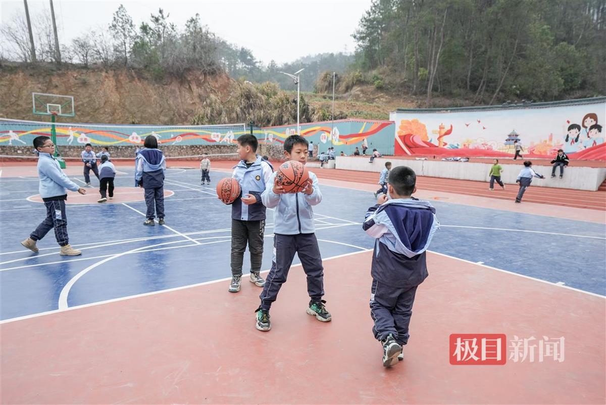 跃莱第十五座爱心书屋落户湖北王英镇希望小学，为乡村儿童打开知识之窗