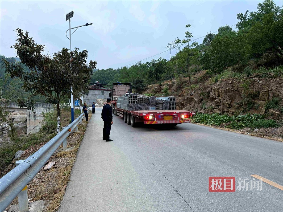 图2:民警护航大货车倒车.jpg 图2:民警护航大货车倒车.jpg