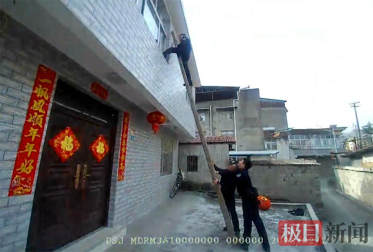 图1：民警架梯翻窗入室救援（视频截图）.jpg