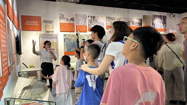 8・15 铭记历史、砥砺奋进！武汉市民打卡受降堂，追忆烽火岁月、缅怀革命先烈