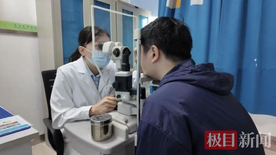 男子误将502当眼药水滴入右眼，强忍刺痛自行扒开！医生：应立即用大量清水冲洗