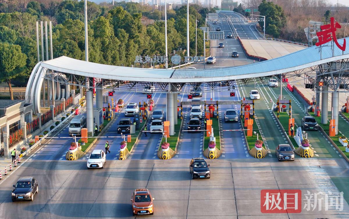 湖北高速迎春运车流高峰 武汉西收费站单日车流突破4.4万辆