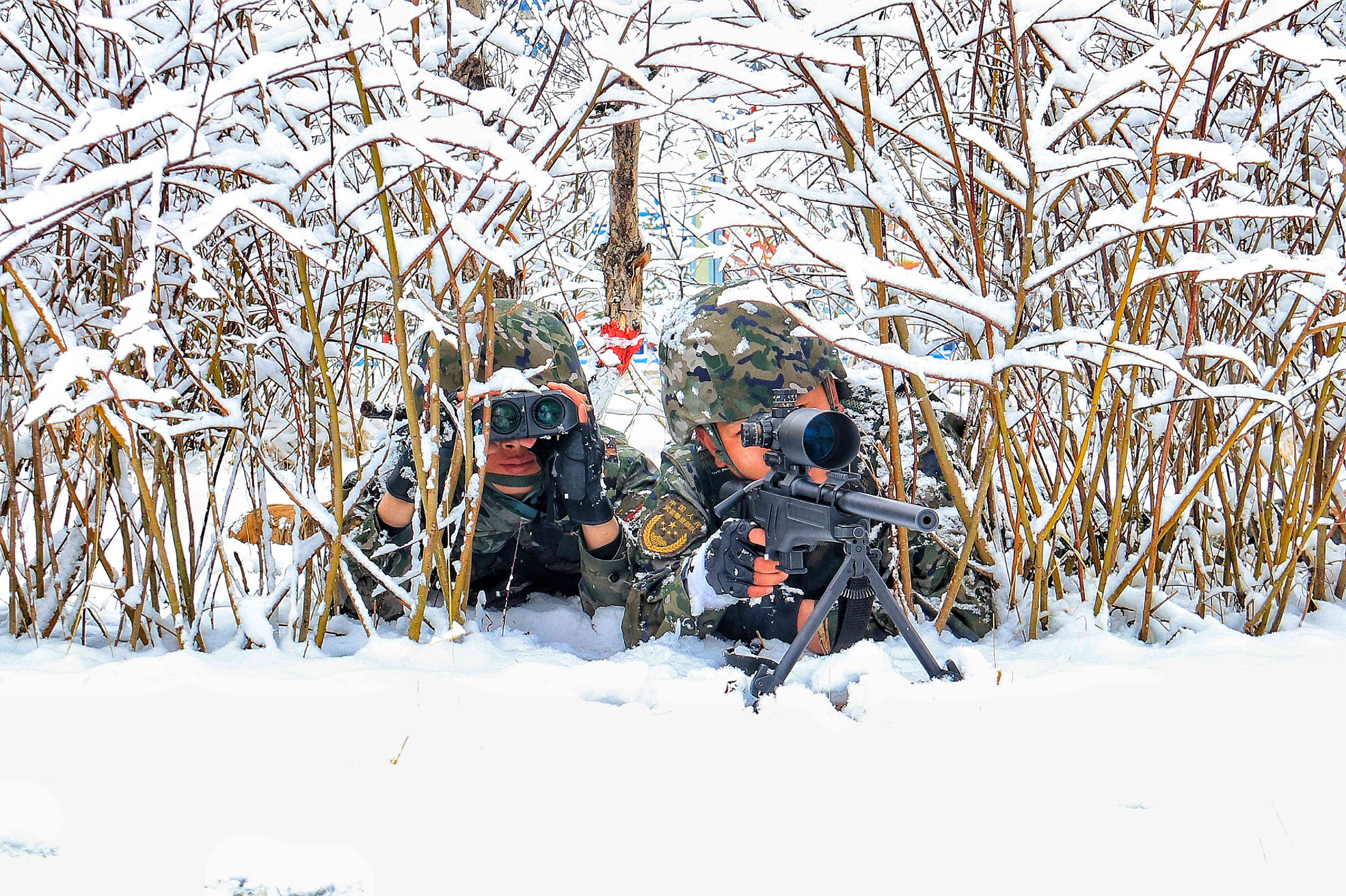 战士爬雪山图片