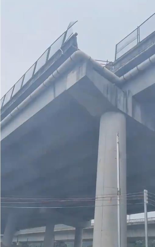 东莞一高架快速路4车道变3车道，导致车辆坠落人员死亡？官方：是特大事故，正在调查