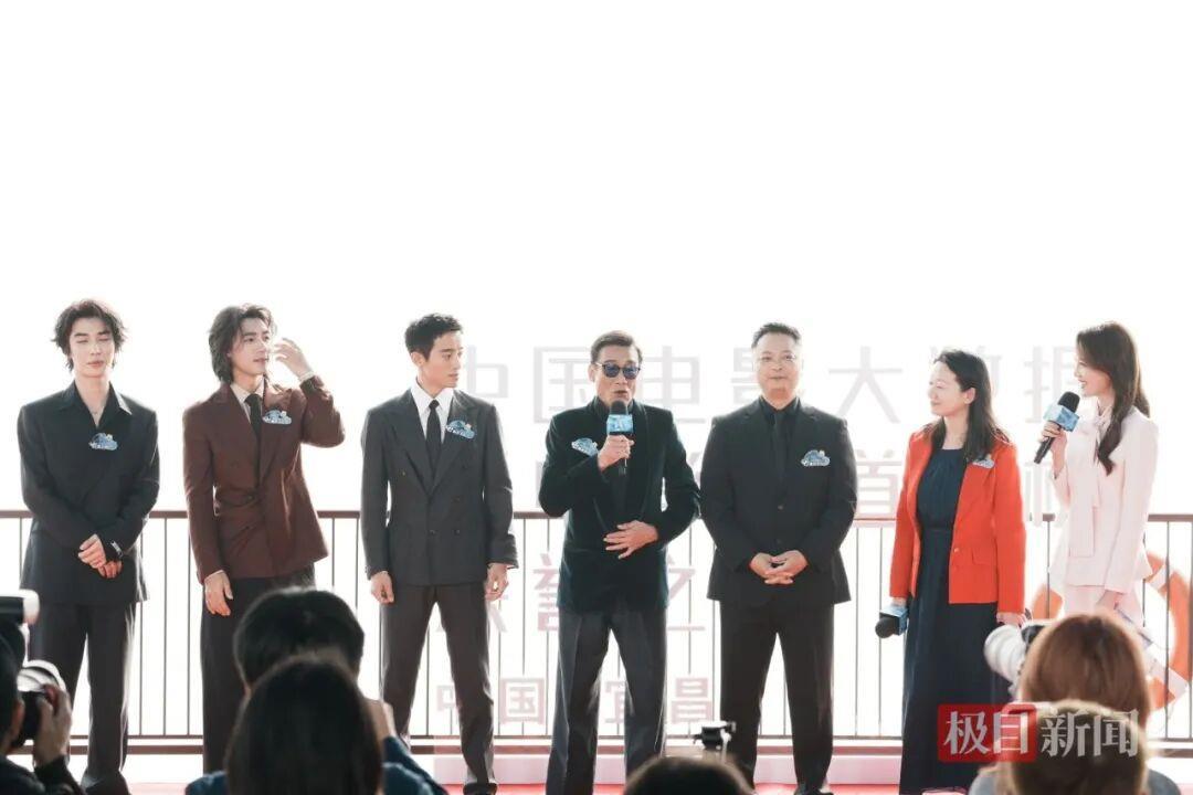 640-1.jpeg 刚刚,100多位知名演员现身湖北,最新红毯组图来了!