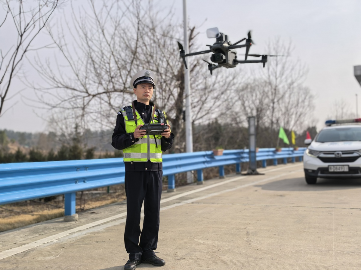 1.厅交管总队高警二支队民警使用无人机进行路面巡查.jpg