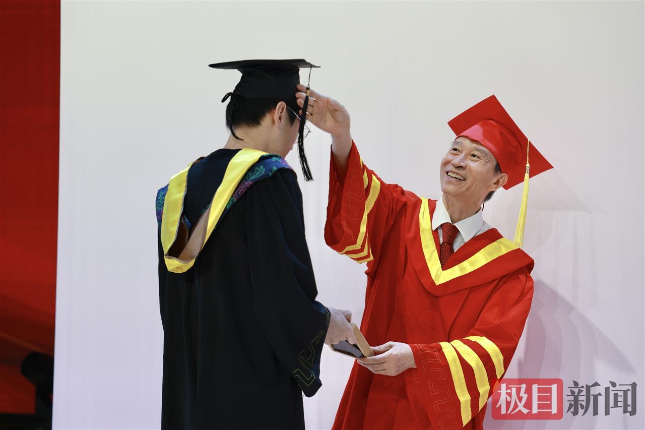 图为校长孔建益为学生拨穗 摄影：芮雨欣.JPG