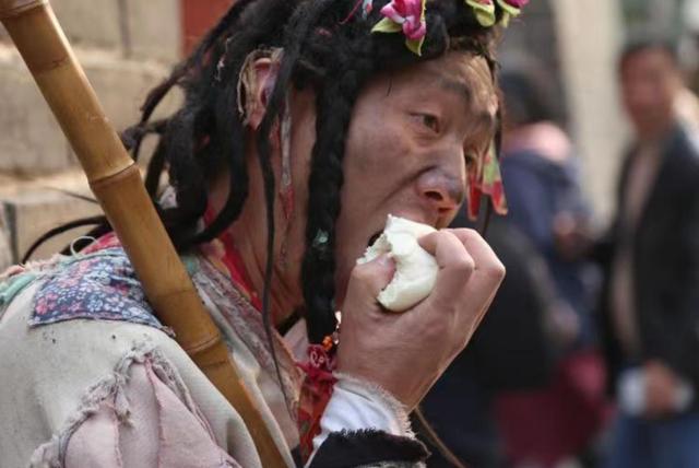 清明上河园的"小乞丐"因长胖走红:投喂的人太多,但其实没长胖 | 极目