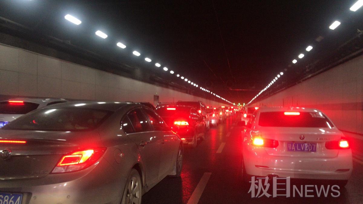 东湖隧道一面包车侧翻引发交通拥堵目前已恢复缓慢通行