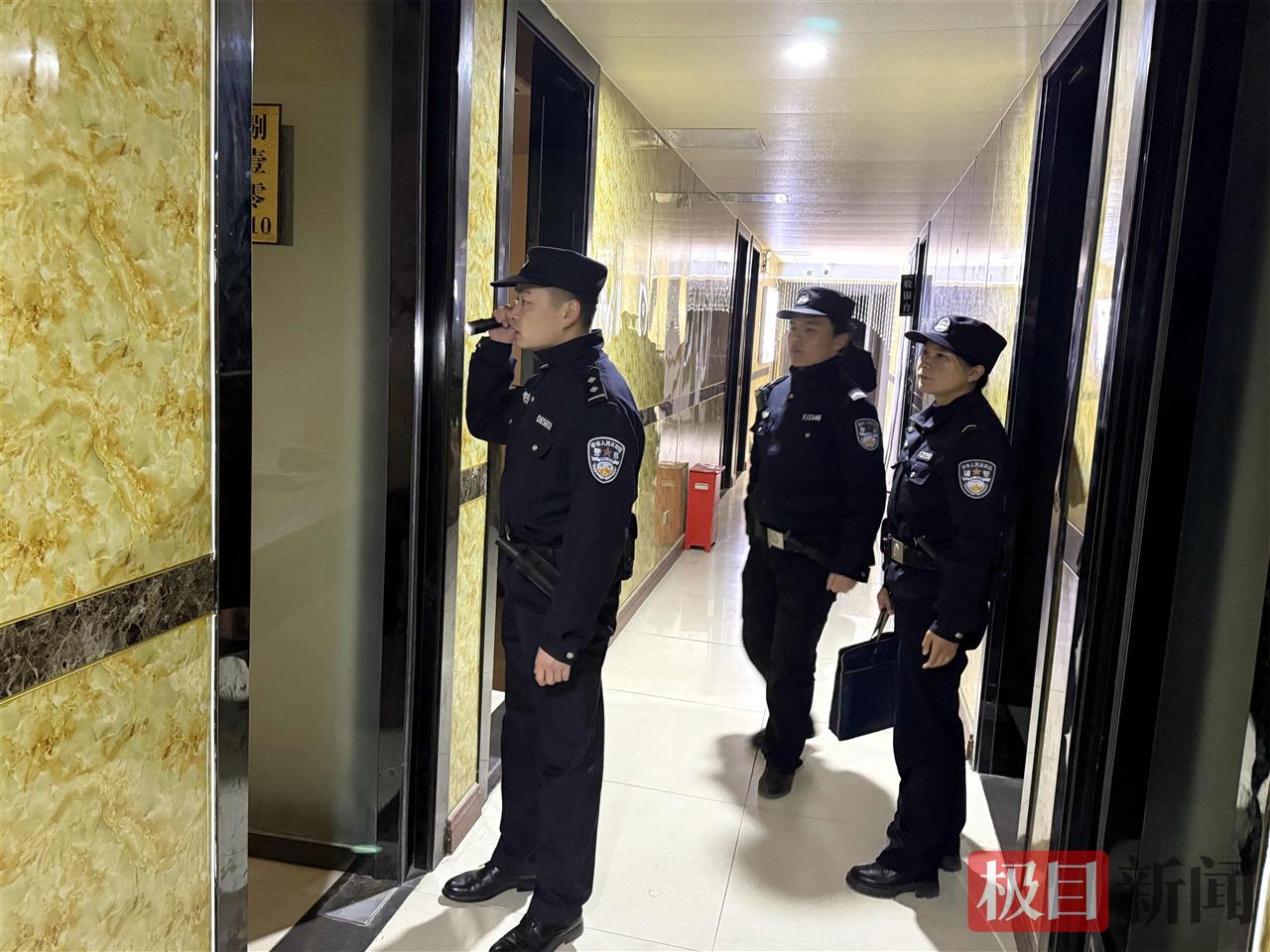 图3：民警在行业场所检查。.jpg