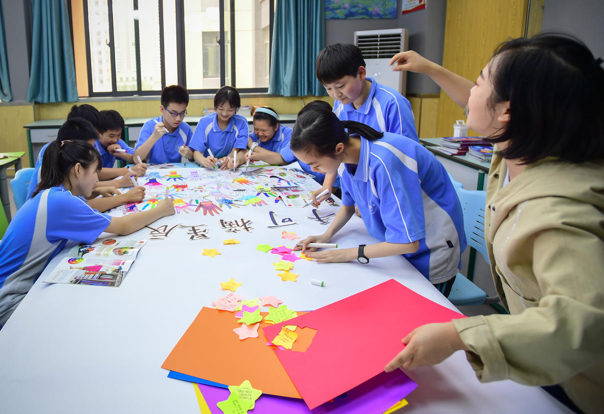 美术教师聂芮给八年级(2)班学生上美术课