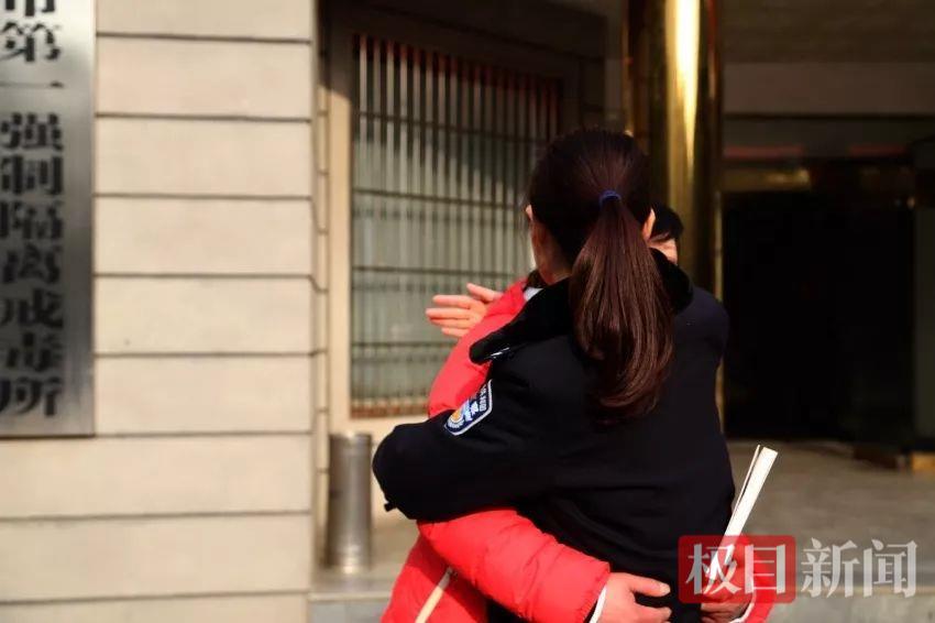 2019年1月，陈芳戒毒期满出所时，管教民警主动拥抱她，叫她“再莫 搞哒”.jpg