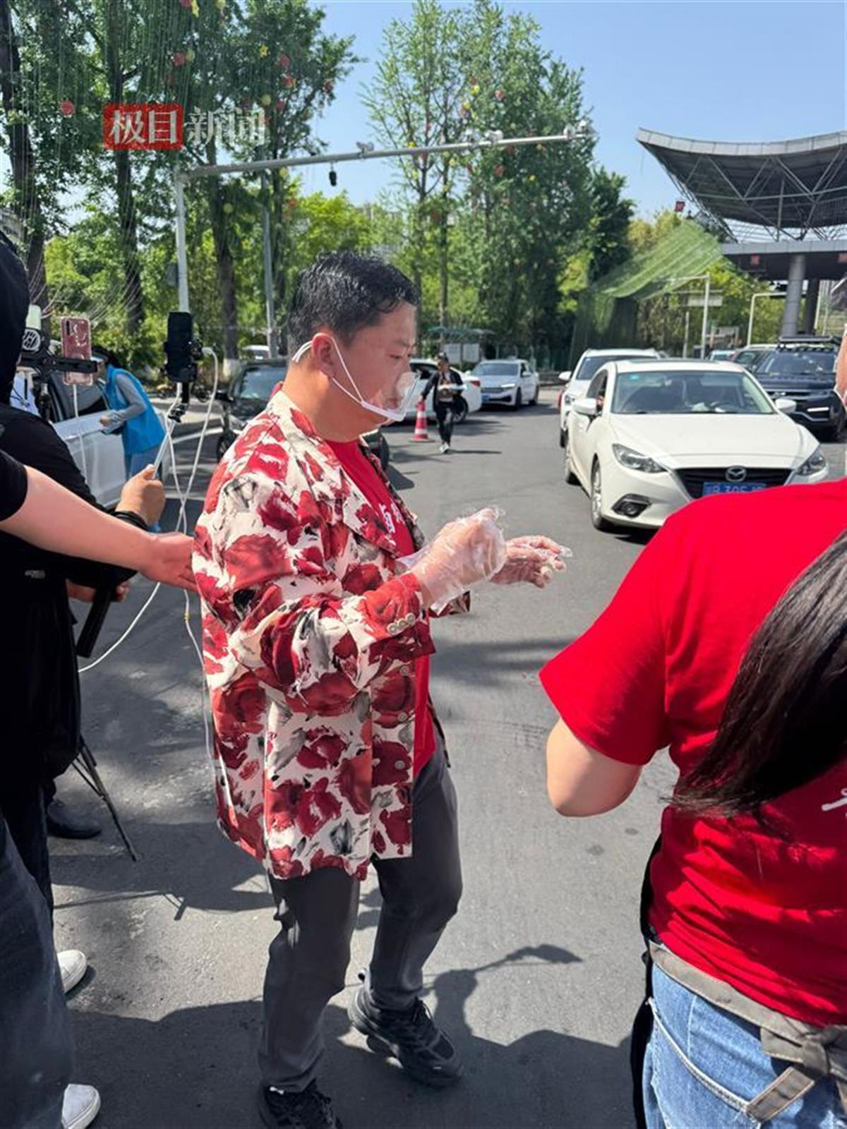 卤鹅哥兑现承诺在高速口向游客投喂卤鹅，助理：准备了十几只
