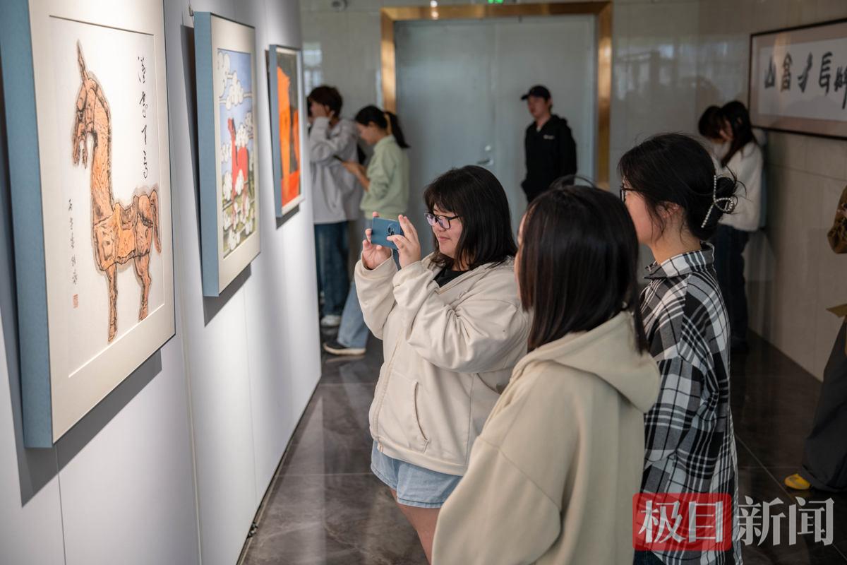图为学生们在观展 摄影：曹子涵 (11).jpg