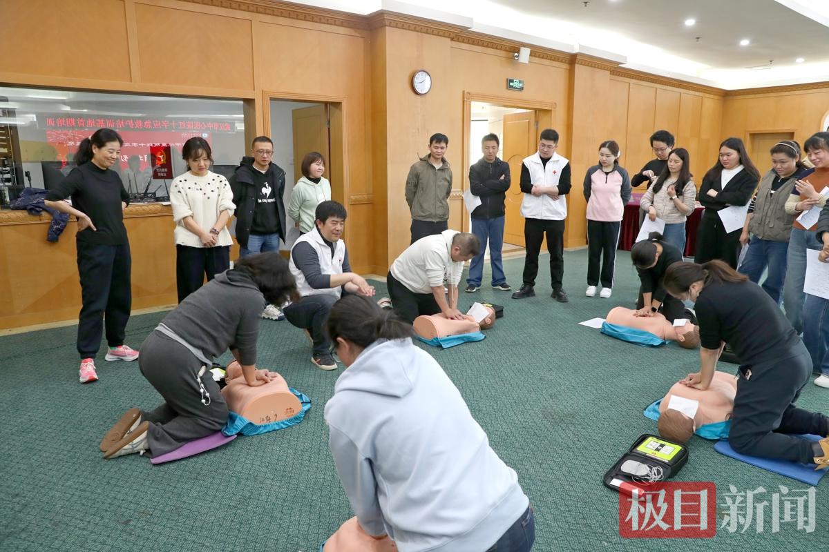 武汉市中心医院“红十字应急救护培训基地”的首期应急救护培训正式开课.jpg
