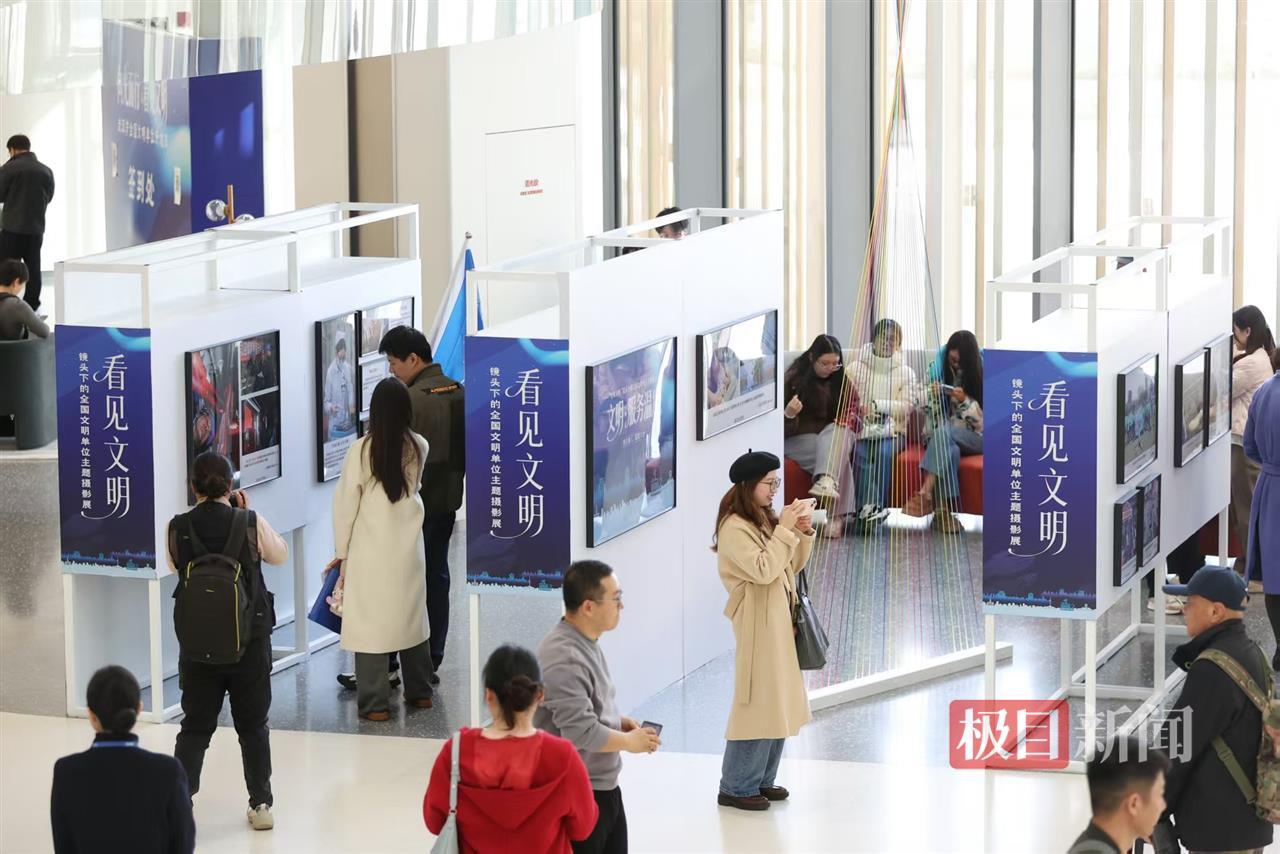 寻访人、嘉宾参观“看见 文明”主题影展3.jpg